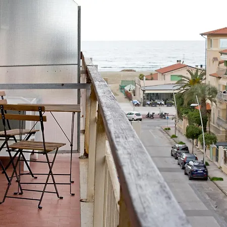 Casa Gorgone, Seafront Flat! Lägenhet Viareggio